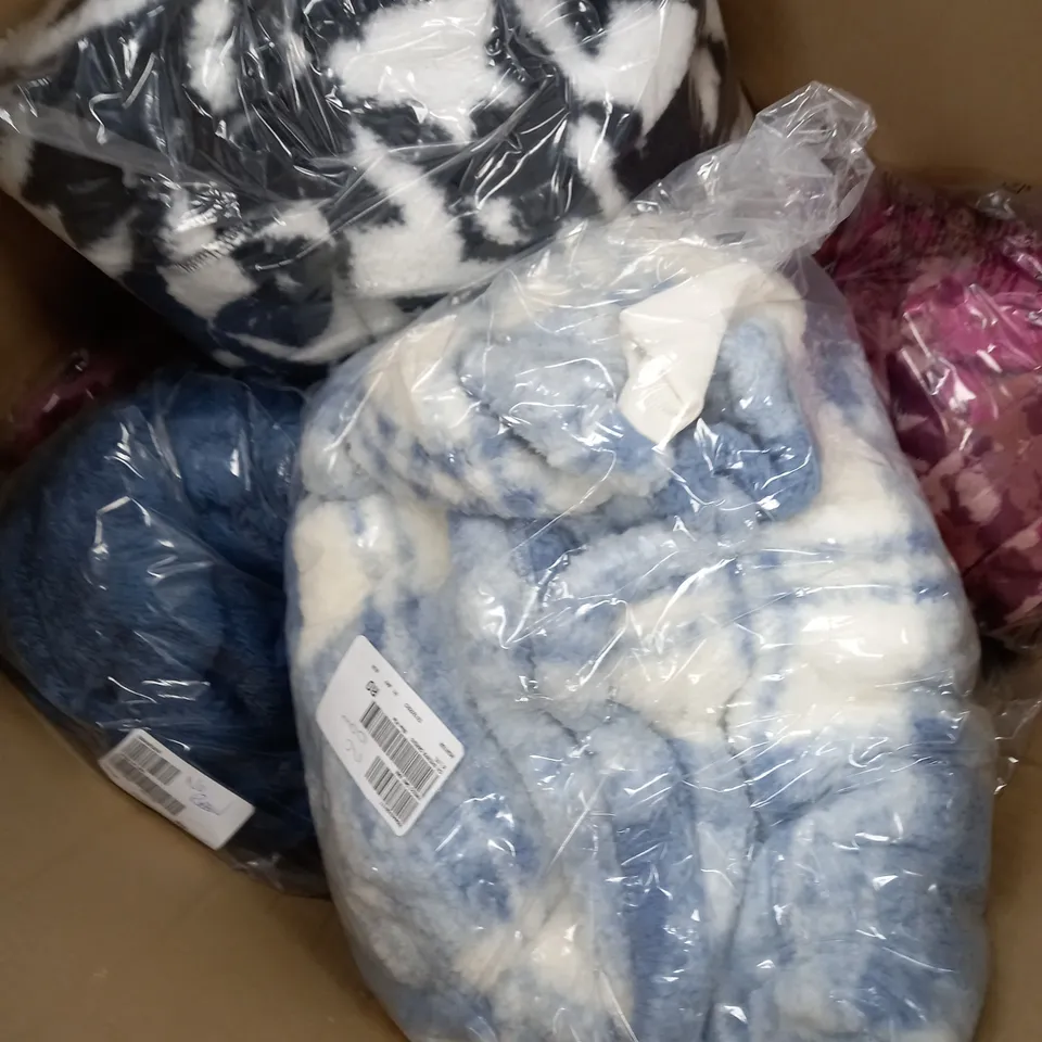 BOX OF APPROXIMATELY 15 ASSORTED ITEMS TO INCLUDE SHERPA TOP, BLANKET, NECK WRAP ETC