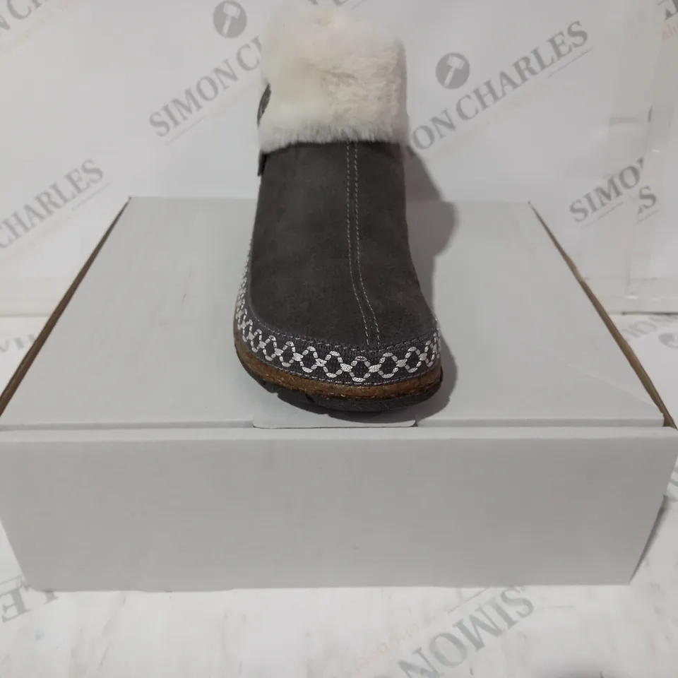 BOXED PAIR OF EARTH ORIGINS EMMALYN BOOTIES IN GREY UK SIZE 5