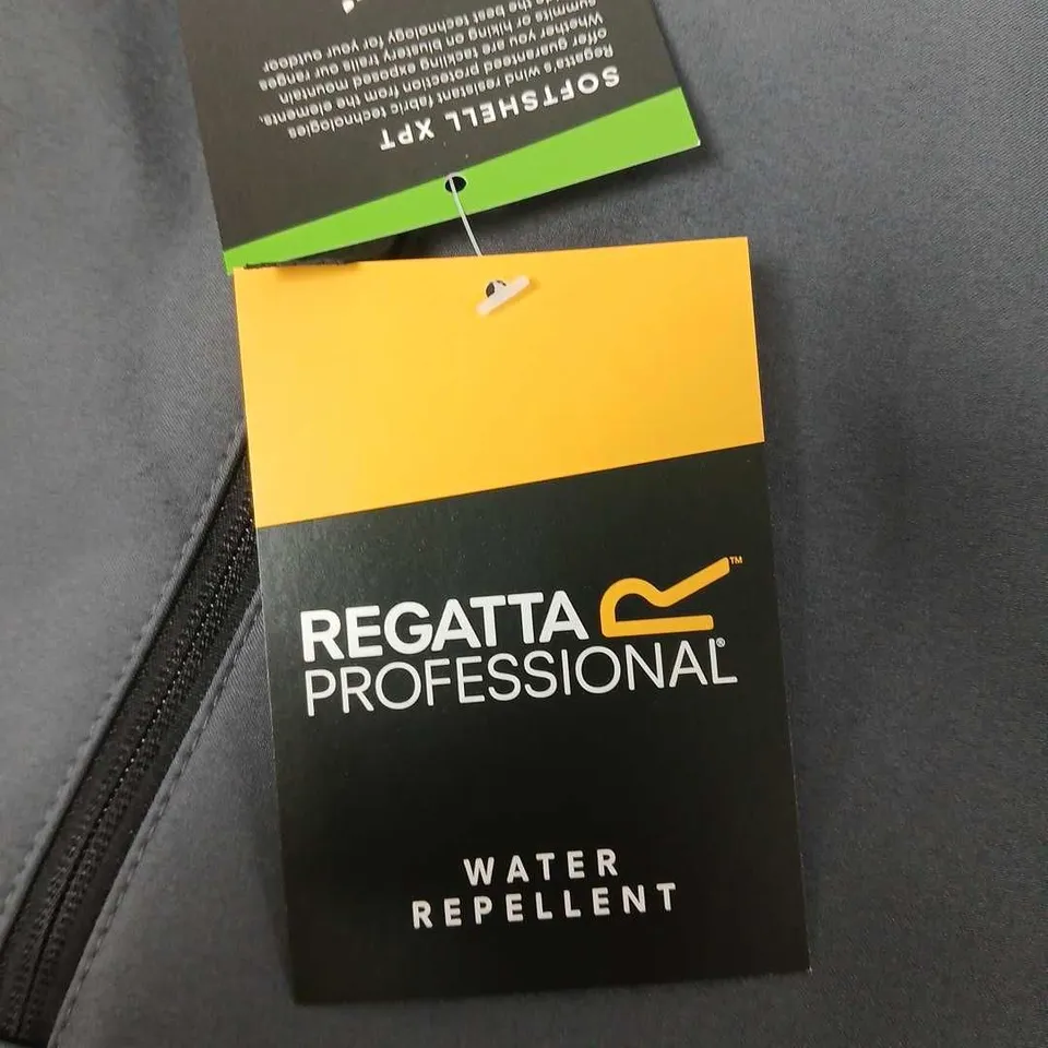 REGATTA PROFESSIONAL SOFTSHELL XPT JACKET – MEN'S, UK M, GREY/BLACK