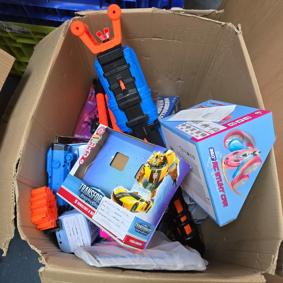 BOX OF APPROXIMATELY 10 ASSORTED TOYS INCLUDING 360 RC STUNT CAR, WALL CLIMBING CAR AND LITTLE LIVE PETS NEEDEES
