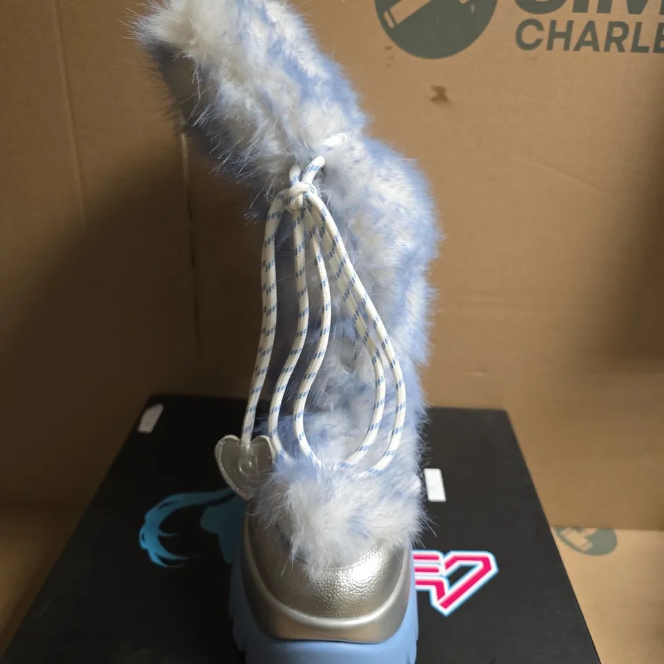 BOXED PAIR OF KOI SNOW MIKU FLUFFY MONSTER LONG BOOTS – WHITE/BLUE, UK 4