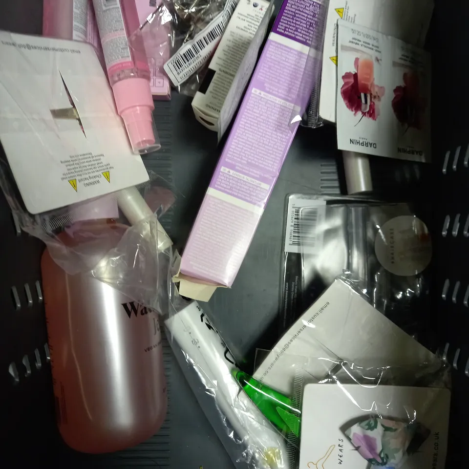 BOX OF APPROXIMATELY 20 ASSORTED HEALTH & BEAUTY PRODUCTS TO INCLUDE NARS BLUSH, BEARD CONDITIONER, ARRAN BATH SALTS ETC 