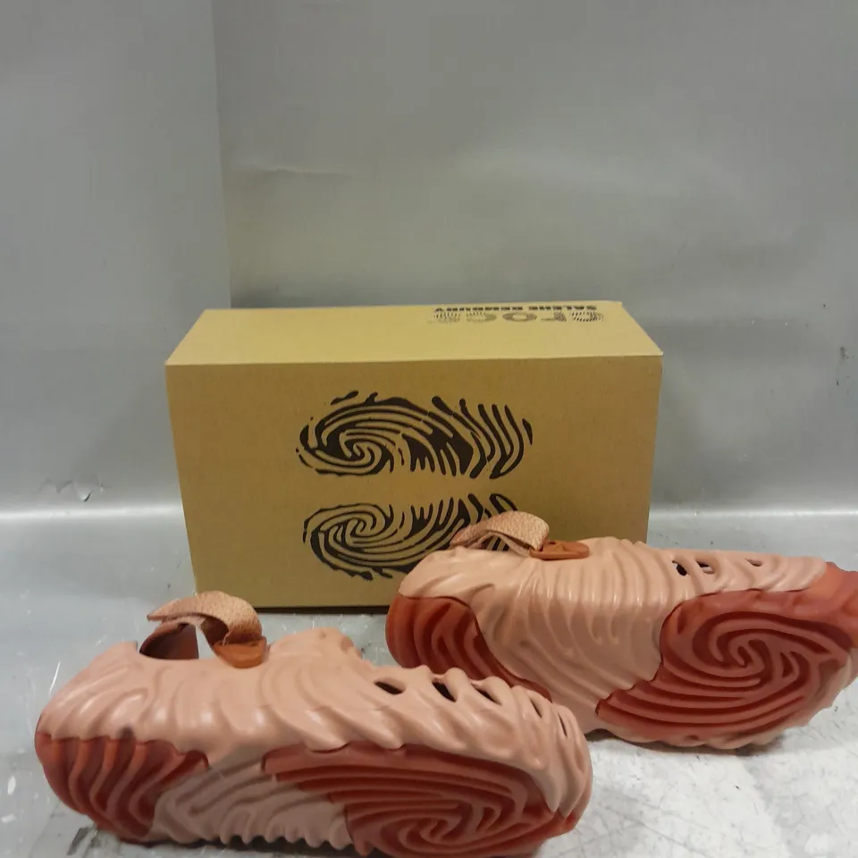 BOXED PAIR OF CROCS SALEHEBEMBURY THE POLLE CLOG PALE BRUSH M9/W11