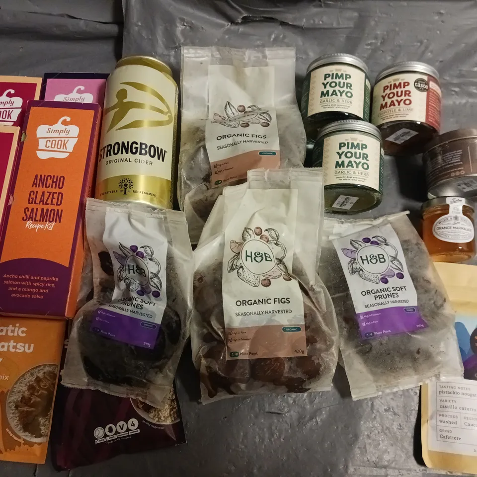 LOT OF APPROXIMATELY 17 ASSORTED FOOD ITEMS TO INCLUDE ORGANIC FIGS AND PRUNES AND SPICE KITS