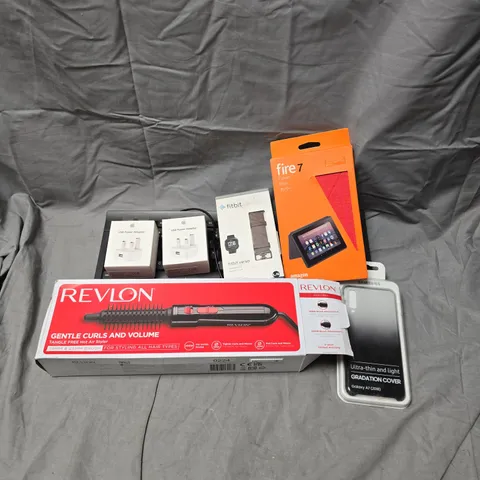 BOX OF APPROX 15 ASSORTED ELECTRICAL ITEMS & ACCESSORIES TO INCLUDE - PHONE CASES - PLUGS - KEYBOARD - ETC