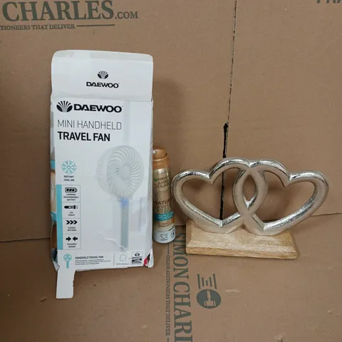 BOX OF APPROXIMATELY 5 ASSORTED ITEMS TO INCLUDE - DAEWOOD TRAVEL FAN , HEART DÉCOR , GARNIER NATURAL BRONZER ETC