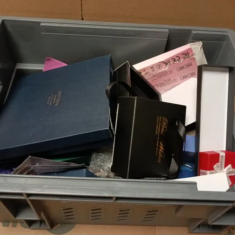 APPROXIMATELY 10 ASSORTED JEWELLERY ITEMS TO INCLUDE - NECKLACE ,WATCH , EARRINGS ETC