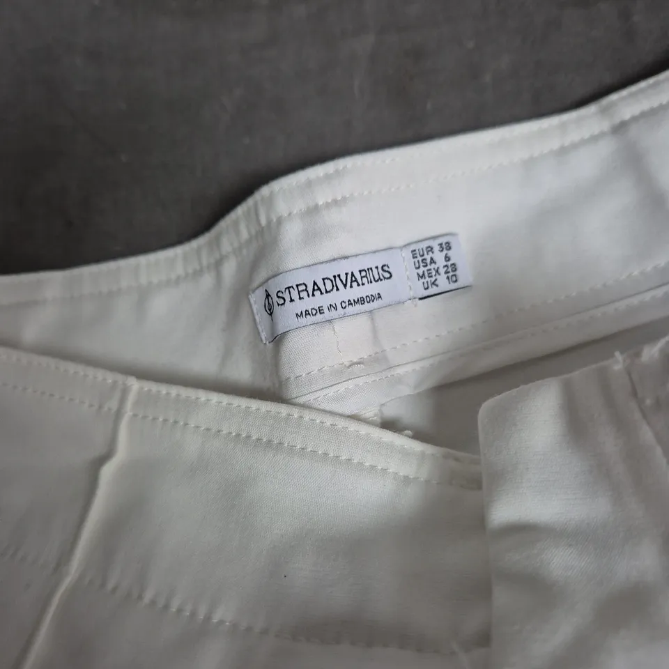 STRADIVARIUS WOMEN'S WHITE SHORTS – UK 10 (EUR 38)