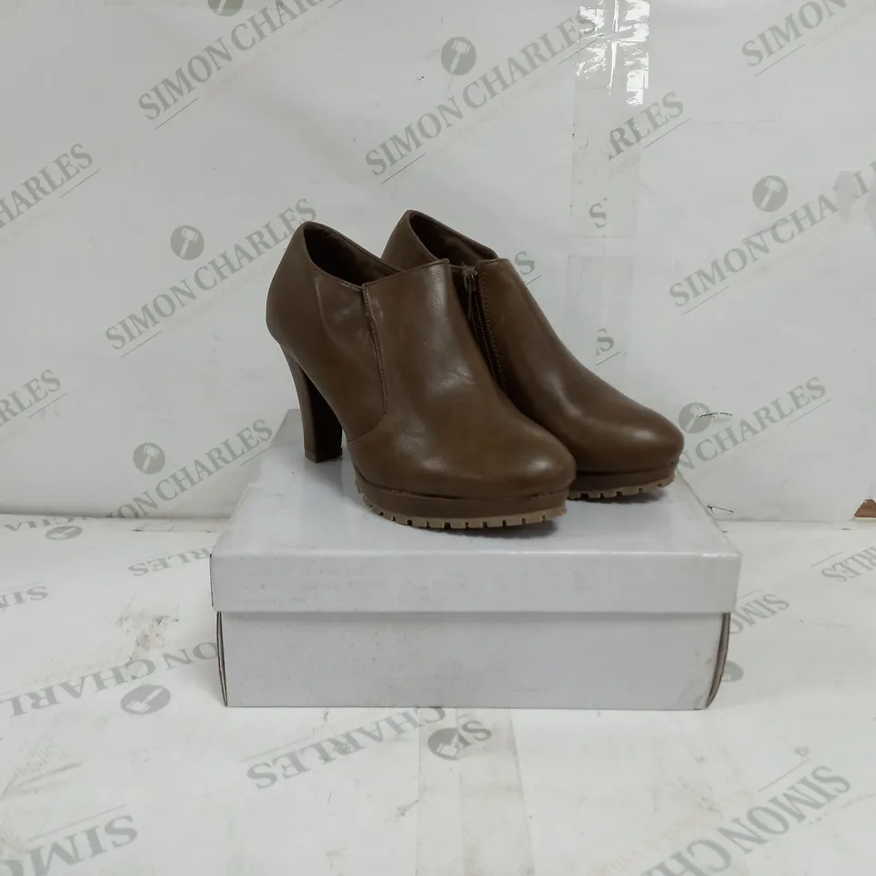 4 BOXED PAIRS OF SCINTILLA HEELED BOOTS IN KHAKI TO INCLUDE SIZES 37, 38, 40