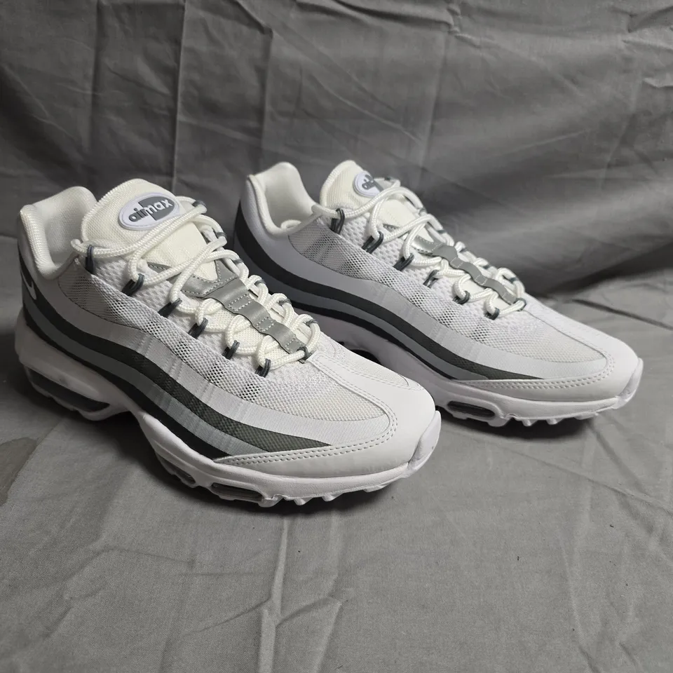 PAIR OF NIKE AIR MAX SHOES IN WHITE/GREY SIZE UK 8