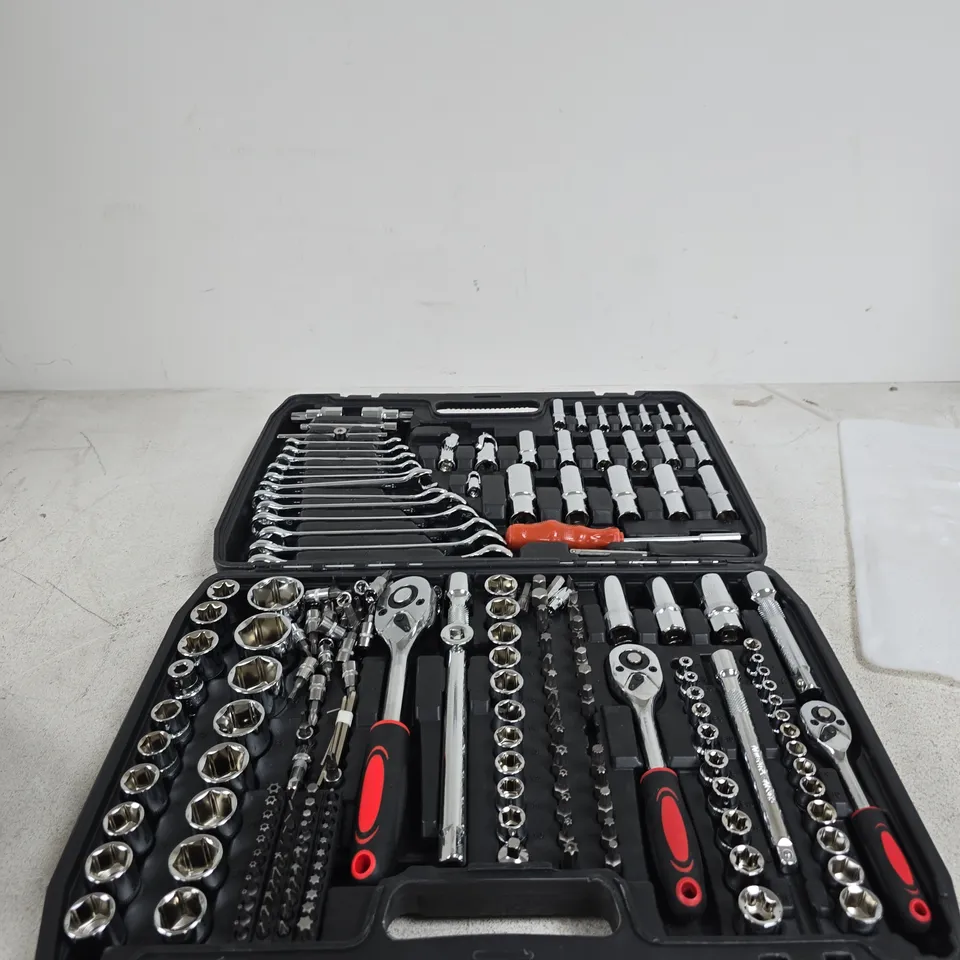 216-PIECE TOOLSET IN CARRY CASE