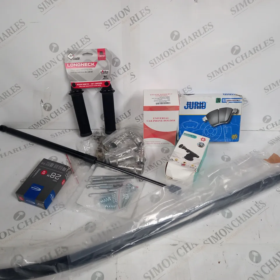 BOX OF APPROX 30 ASSORTED ITEMS INCLUDING BRAKE PADS, UNIVERSAL CAR HOLDER AND STRUTS