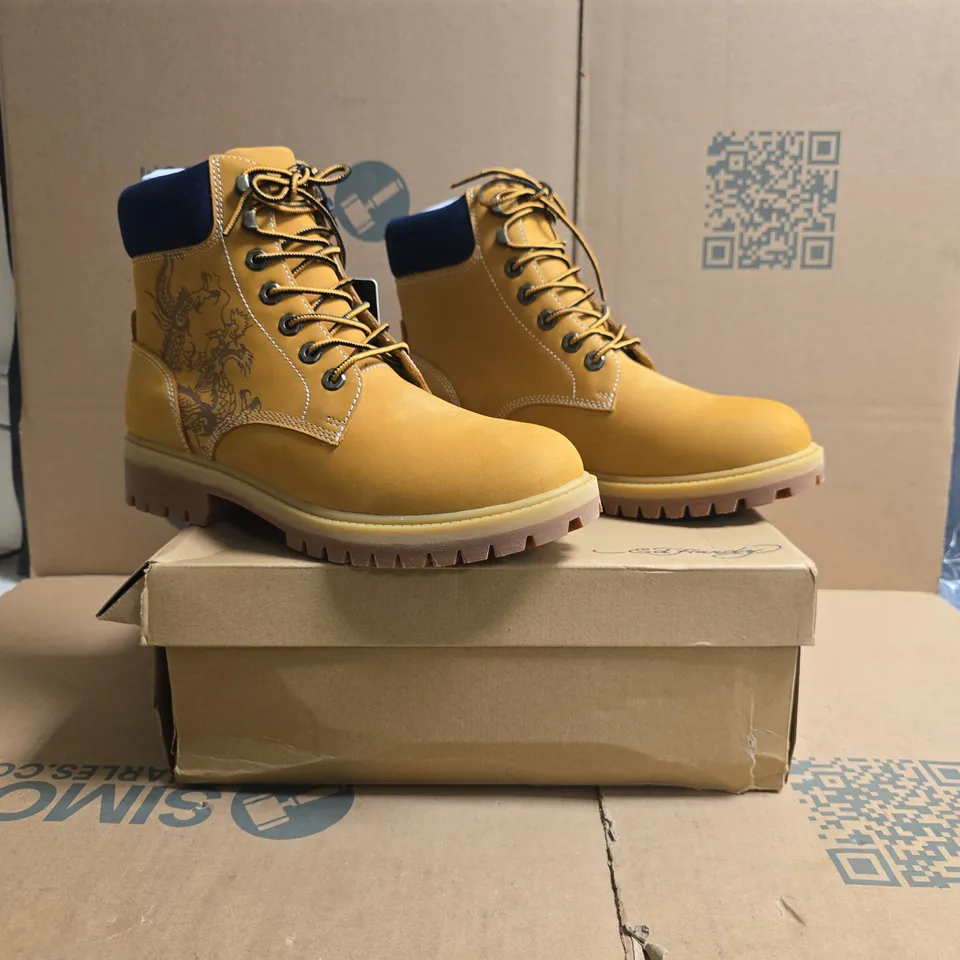 BOXED PAIR OF ED HARDY DANCING DRAGON WORK BOOTS IN TAN SIZE UK 7