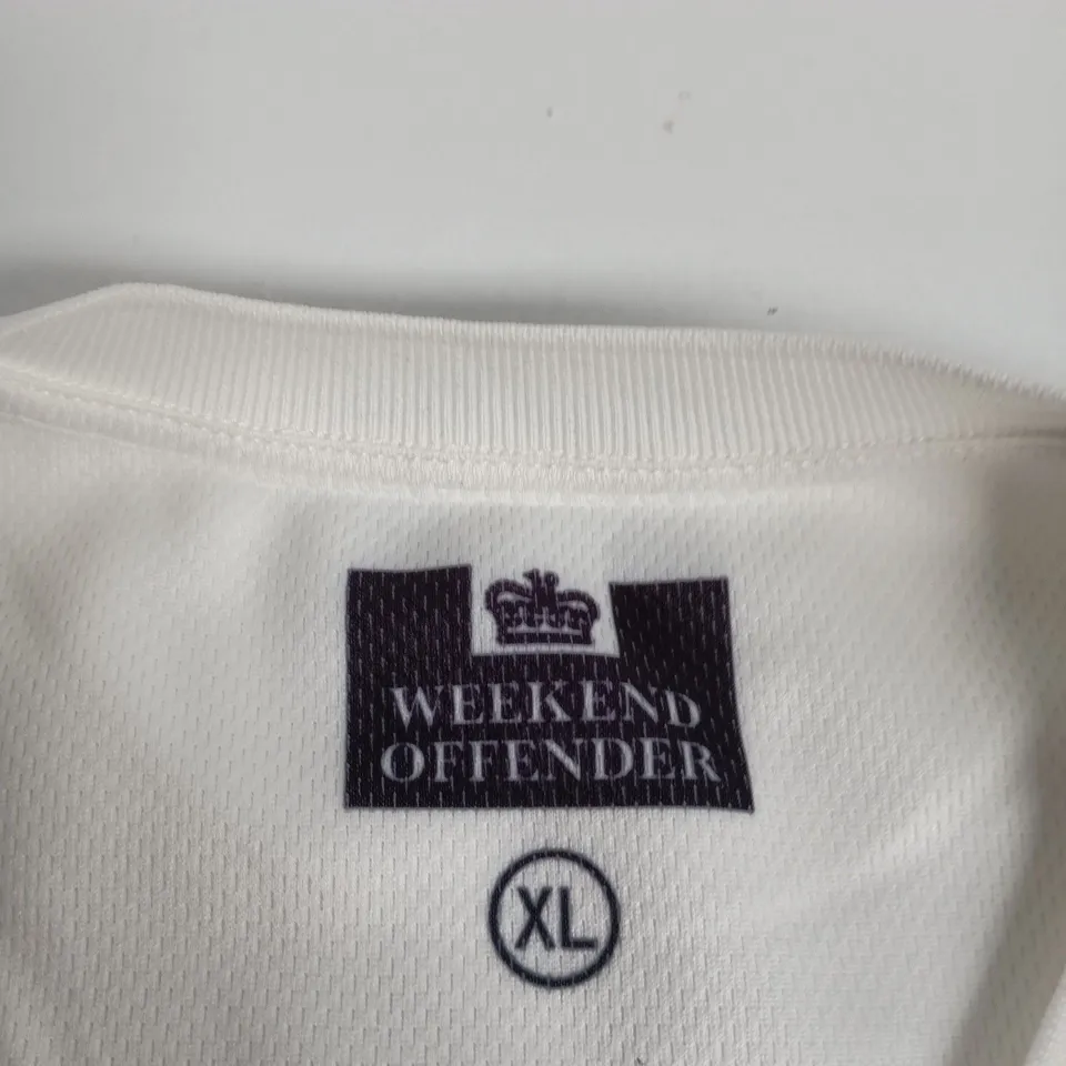WEEKEND OFFENDER WHITE T‑SHIRT – XL