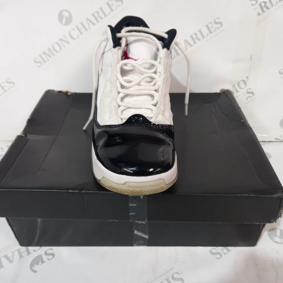 BOXED PAIR OF NIKE JORDAN MAX AURA 2 SHOES IN WHITE/BLACK UK SIZE 6