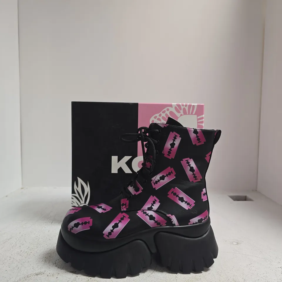 KOI EDGE OF UTOPIA MONSTER BOOTS – BLACK/PINK, UK6 (EU39)