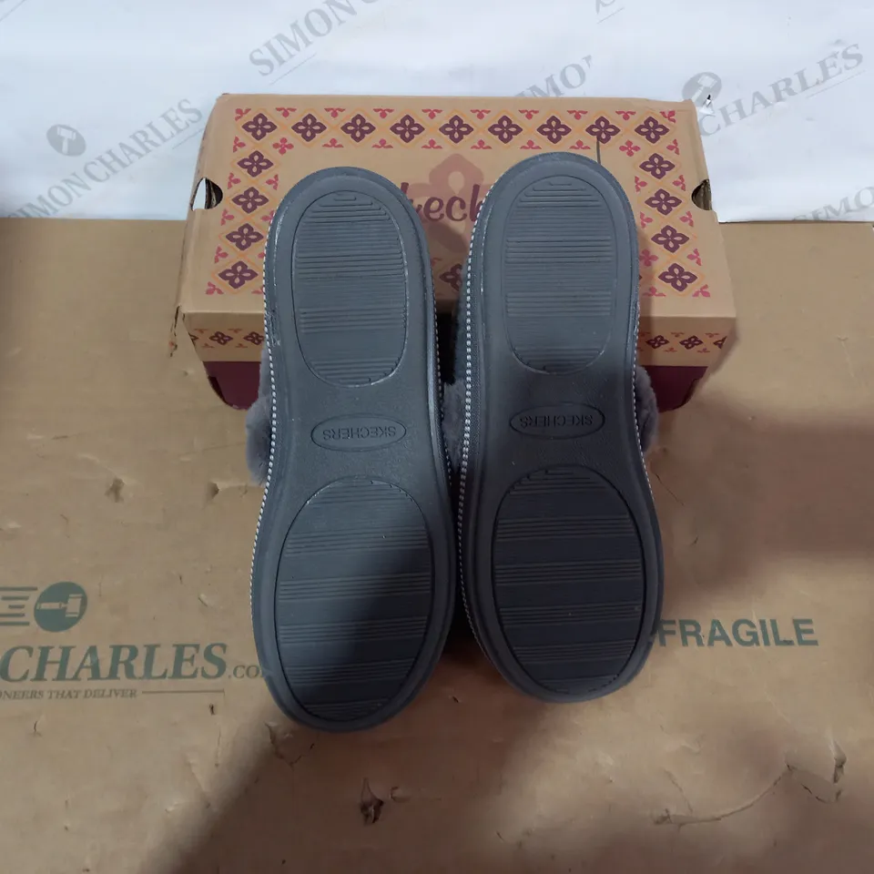 BOXED PAIR OF SKECHERS - SIZE 7