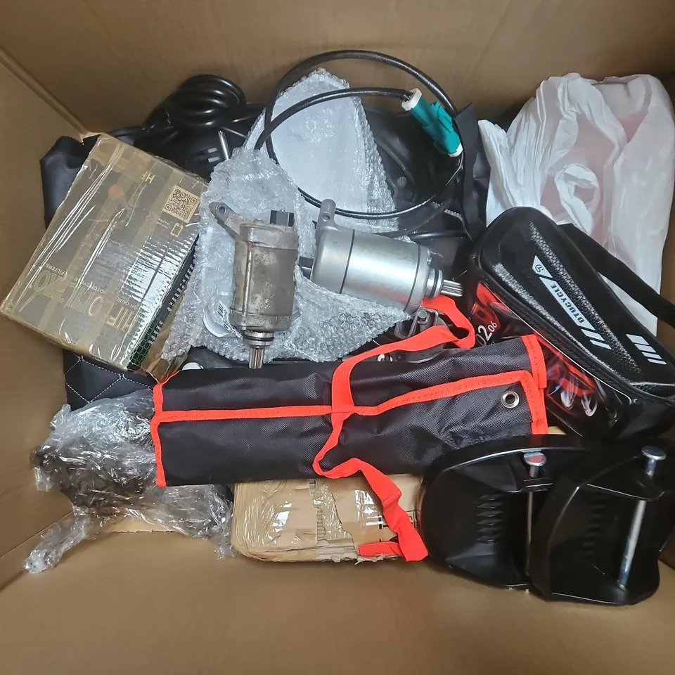 APPROXIMATELY 10 ASSORTED VEHICLE PARTS & ACCESSORIES TO INCLUDE DTUCYCLE BAG, CAR JACK, 10 PC COMBINATION SPANNER SET, ETC - COLLECTION ONLY