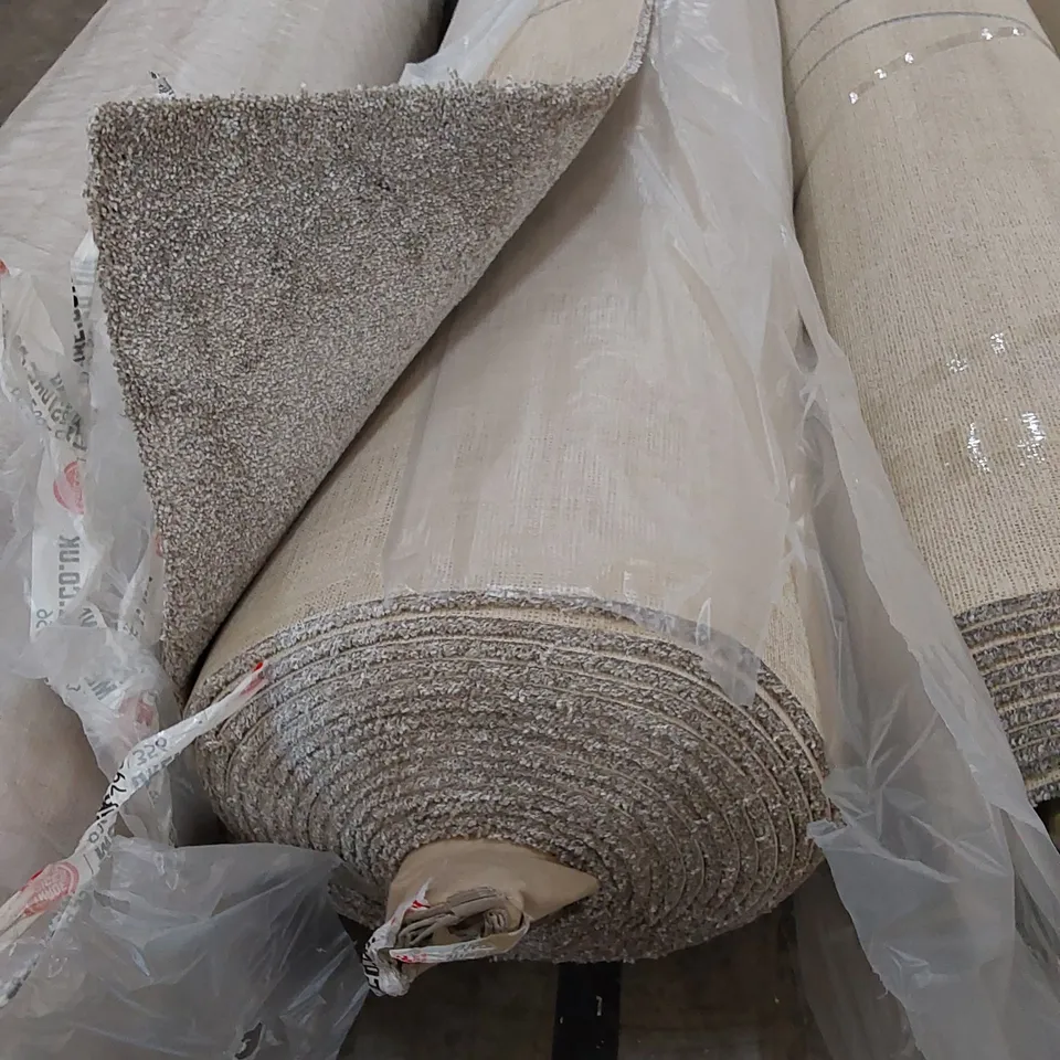 ROLL OF QUALITY SENSATION HEATHERS CARPET // SIZE: APPROXIMATELY 4 X 13.1m