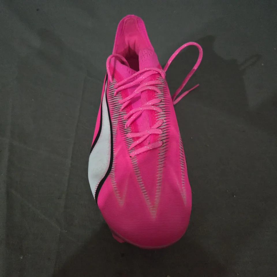 PAIR OF PUMA ULTRA FOOTBALL BOOTS IN PINK/WHITE/BLACK UK SIZE 8