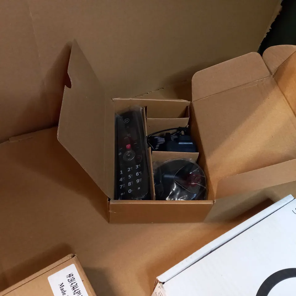 LOT OF APPROX 6 BOXED ASSORTED HOUSEHOLD ITEMS TO INCLUDE: SKY BROADBAND HUB, SKY Q MINI, RETRO HANDSET