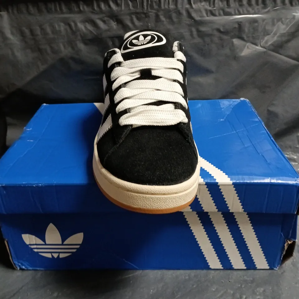BOXED PAIR OF ADIDAS CAMPUS 00S TRAINERS IN BLACK/WHITE SIZE UK 8