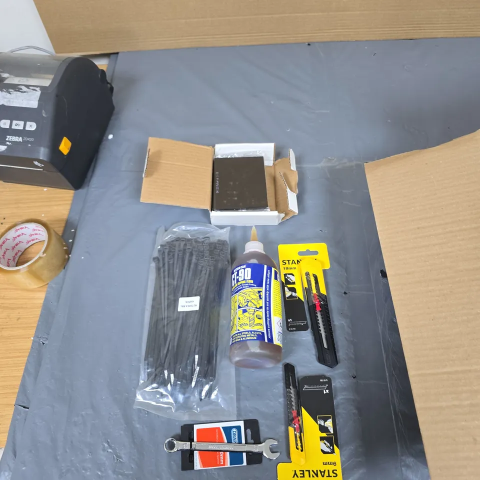 ASSORTED STANLEY TOOLS & ACCESSORIES IN BOX (BLADES, GLUE) BOX OF ASSORTED DIY ACCESSORIES OF A LARGE QUANTITY .