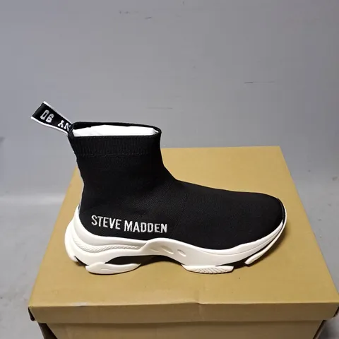 BOXED PAIR OF STEVE MADDEN MASTER TRAINERS IN BLACK SIZE 4