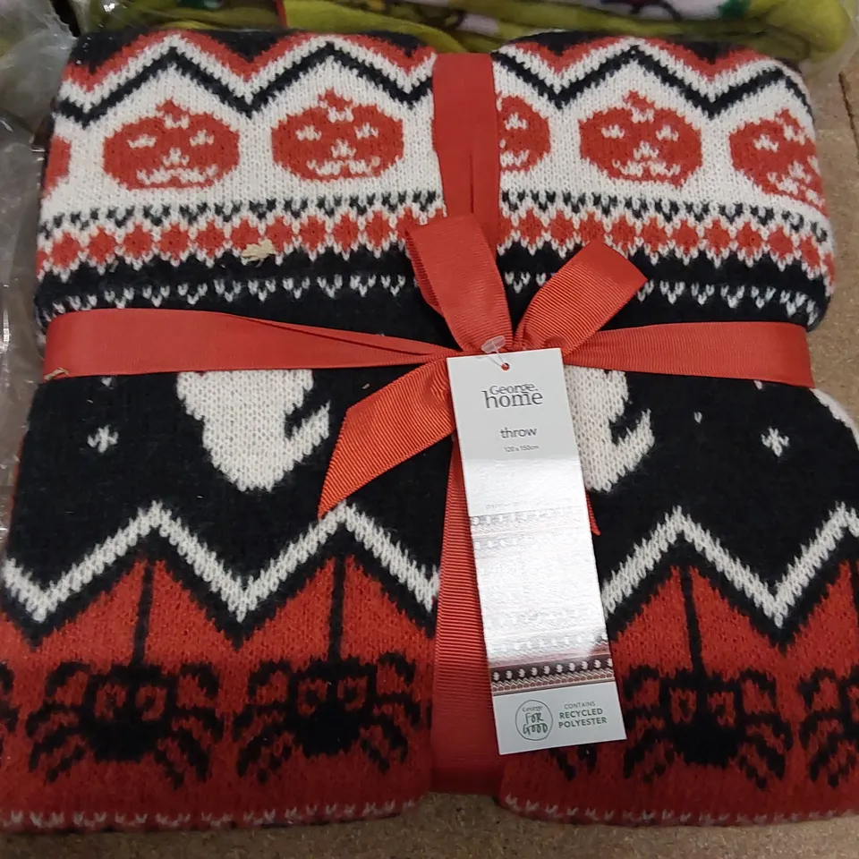 BOX OF 7X ASSORTED BEDDING AND THROWS TO INCLUDE; 3X GRINCH SINGLE FLEECE DUVET SETS, 2X 120 X 150CM KNITTED THROWS, 1X KING SIZED CHRISTMAS DUVET SETS, 1X 120 X 150CM CHRISTMAS THROWS (1 BOX)