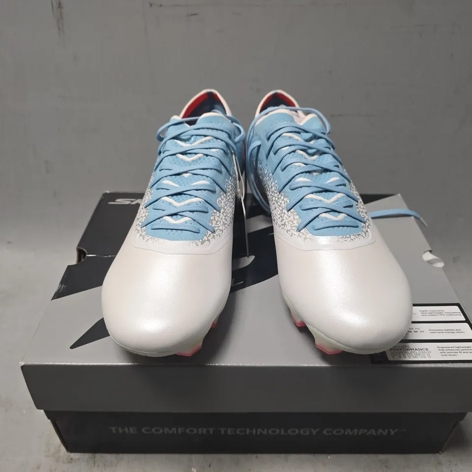 BOXED PAIR OF SKECHERS RAZOR 1.5 FOOTBALL BOOTS IN WHITE/TURQUOISE - UK 9.5