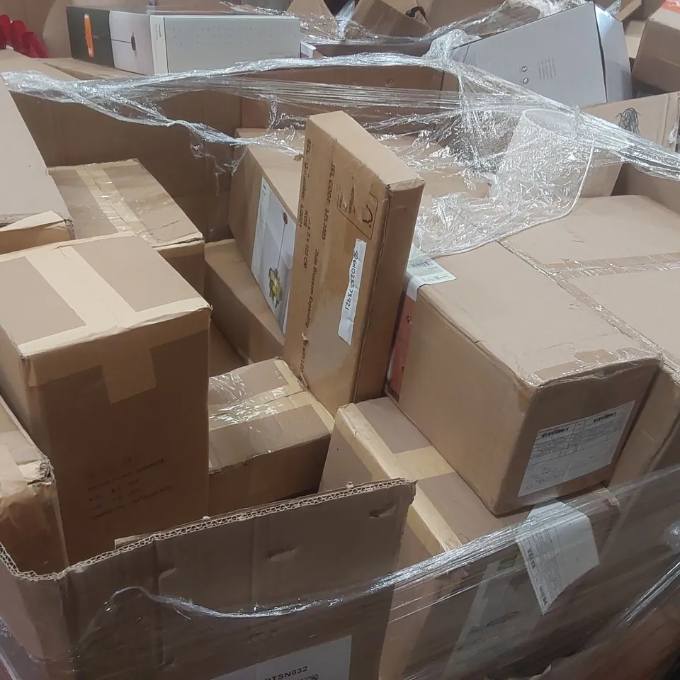 PALLET TO CONTAIN A VERY LARGE QUANTITY OF DESIGNER INDOOR LIGHTING PRODUCTS TO INCLUDE: CEILING LIGHTS, TABLE LAMP, WALL LIGHT ECT