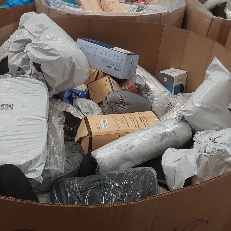 PALLET TO CONTAIN A LARGE ASSORTMENT OF PILLOWS, CUSHIONS AND RELATED PRODUCTS 