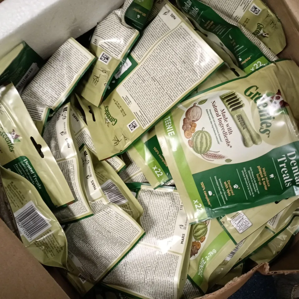 APPROXIMATELY 25 PACKS OF GREENIES DENTAL TREATS TEENIE 2-7KG (22 IN EACH PACK)