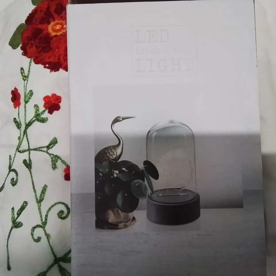 MIXED LOT TO INCLUDE, LARGE NUMBER OF ZIP UP CUSHION COVERS, X2 MAGAZINE RACKS, 20X30CM CLIP FRAMES