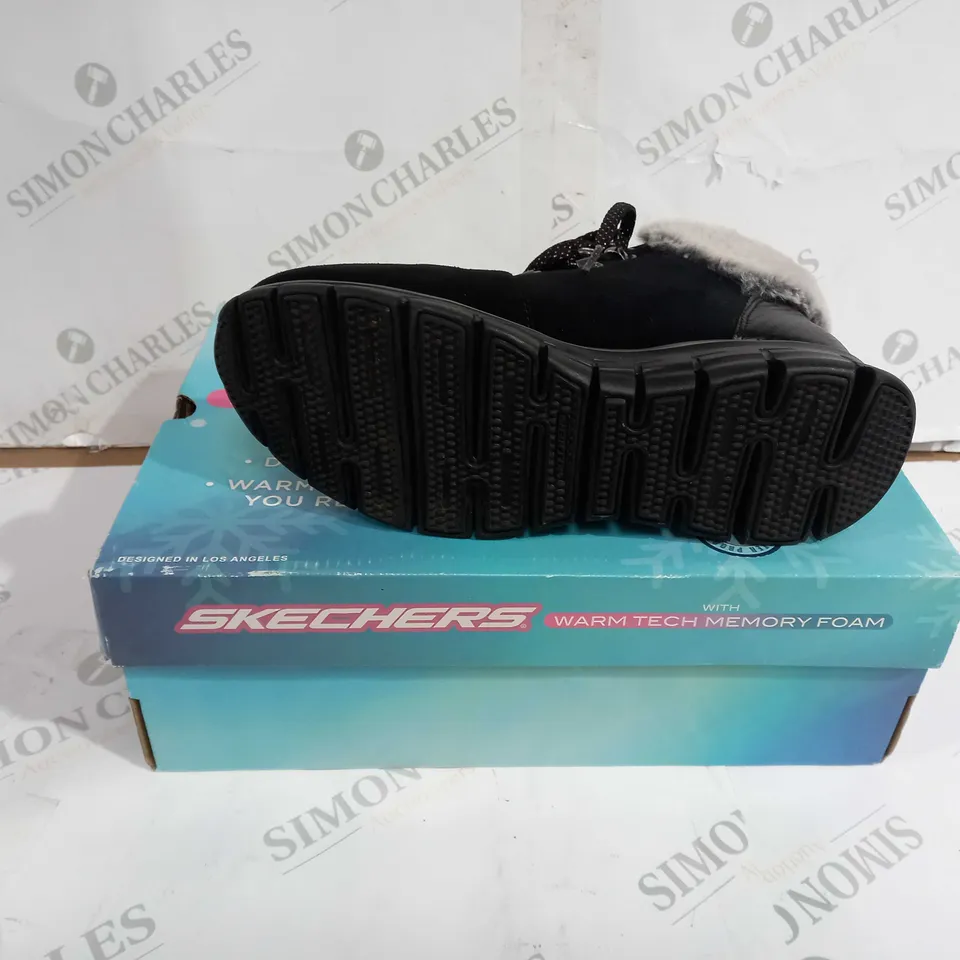BOXED PAIR OF SKECHERS SYNERGY LACE BOOTS IN BLACK UK SIZE 6