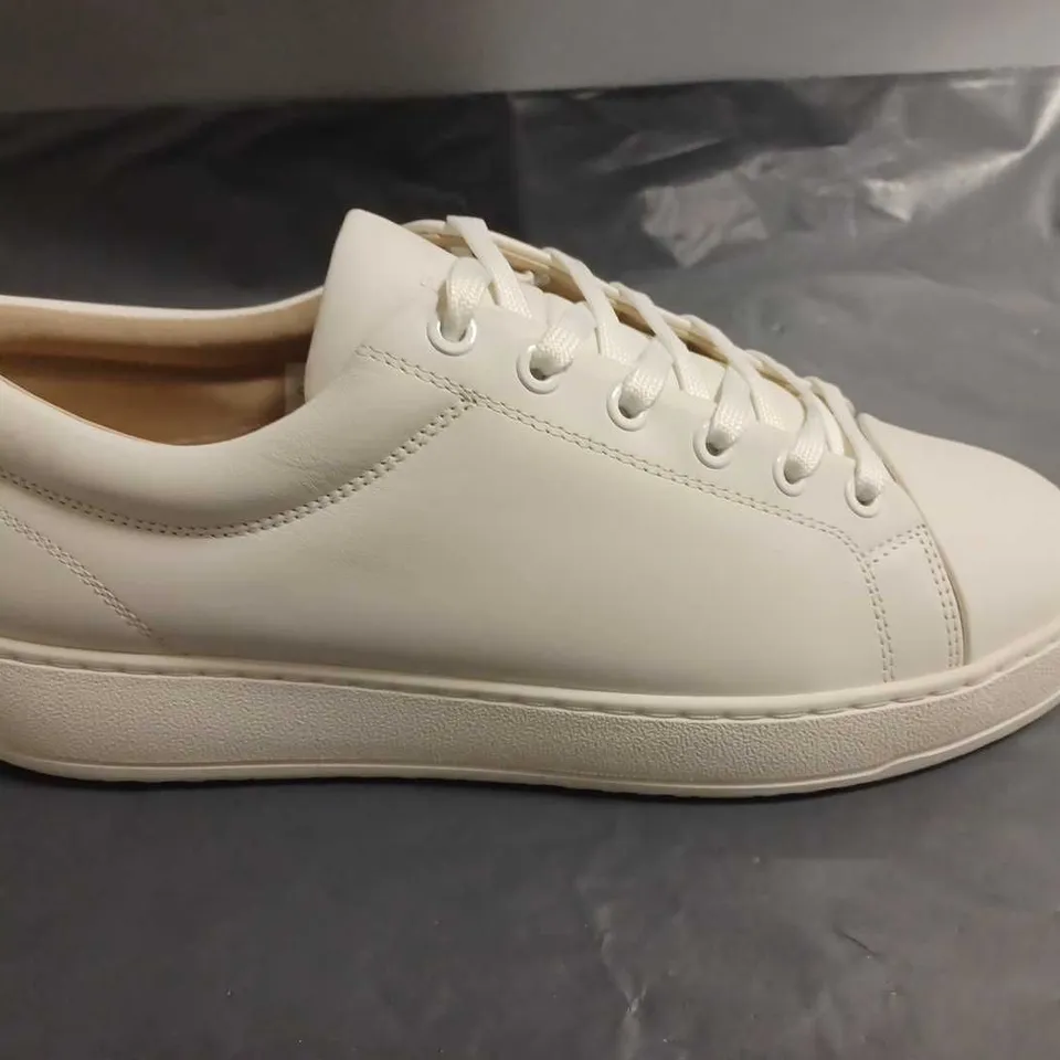 PAIR OF ETQ CREAM LEATHER TRAINERS - 42