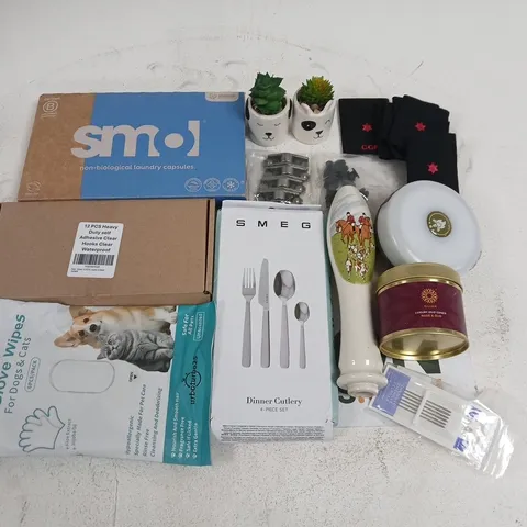 LOT OF ASSORTED HOUSEHOLD ITEMS TO INCLUDE SMEG CUTLERY, CAMPING LIGHT AND VARIOUS FITTINGS
