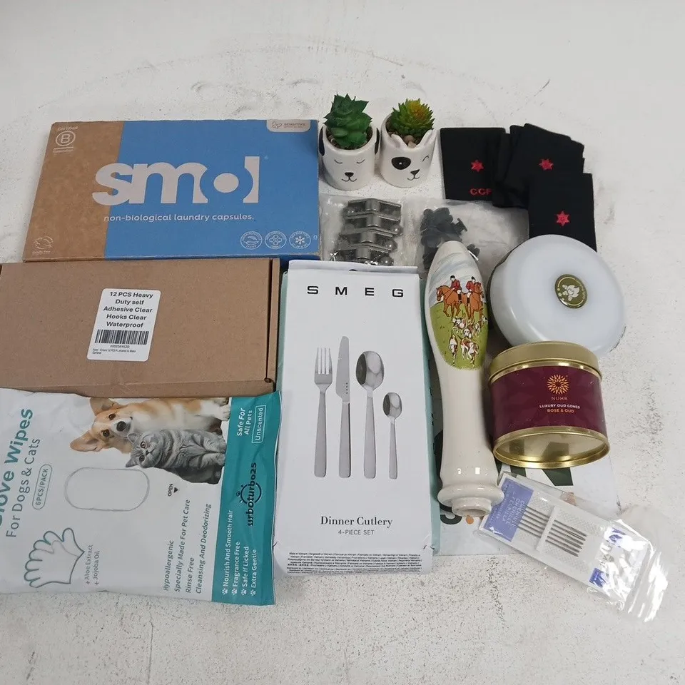 LOT OF ASSORTED HOUSEHOLD ITEMS TO INCLUDE SMEG CUTLERY, CAMPING LIGHT AND VARIOUS FITTINGS