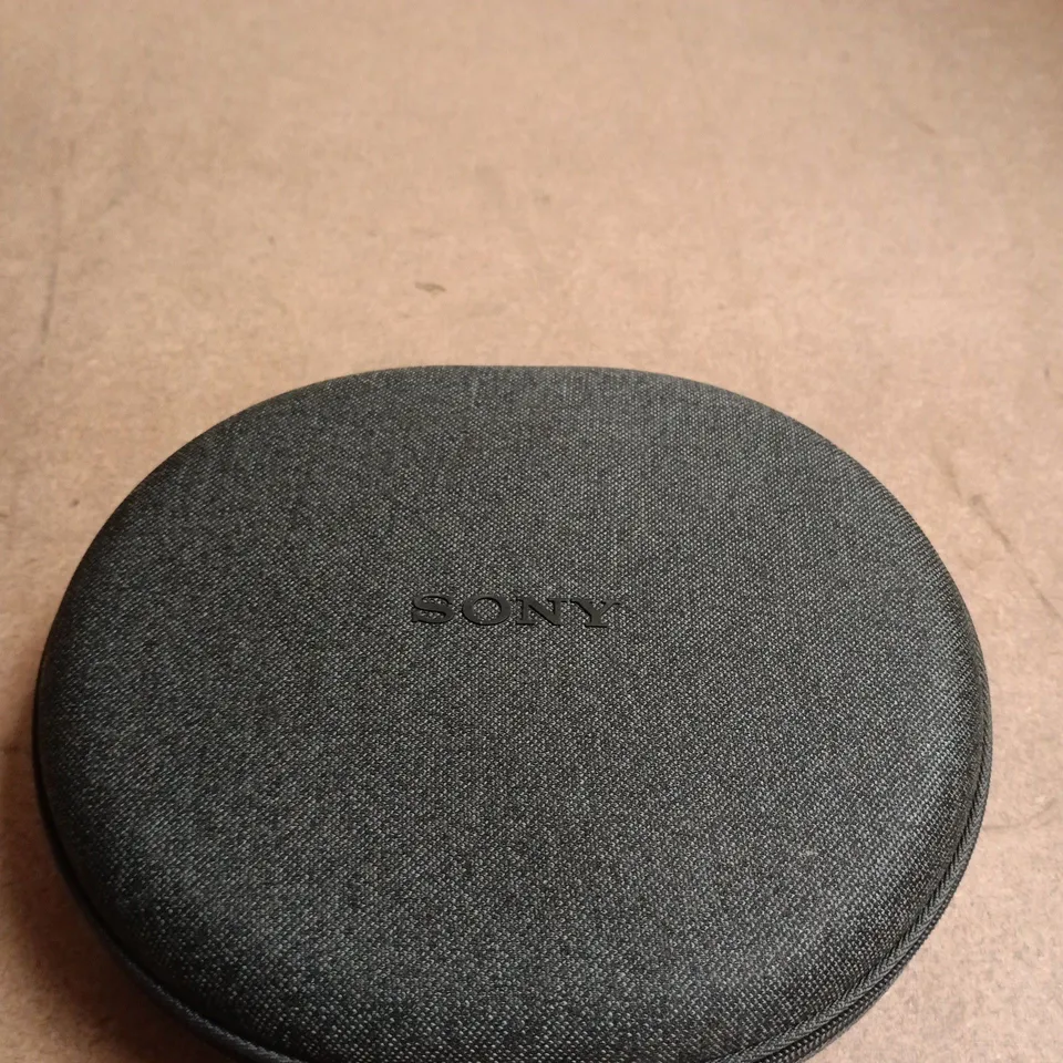 SONY WHITE OVER-EAR HEADPHONES WITH ROUND CASE