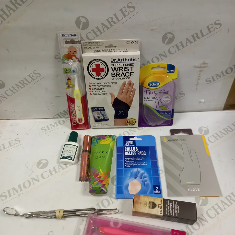 BOX OF APPROXIMATELY 20 ASSORTED HEALTH & BEAUTY PRODUCTS TO INCLUDE SCHOLL PARTY FEET, XENCE LABS GLOVE, BY MY BEARD OIL ETC 