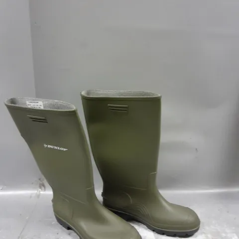 UNBOXED PAIR OF DUNLOP GREEN WELLIES SIZE 8 