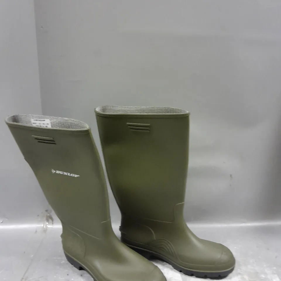 UNBOXED PAIR OF DUNLOP GREEN WELLIES SIZE 8 