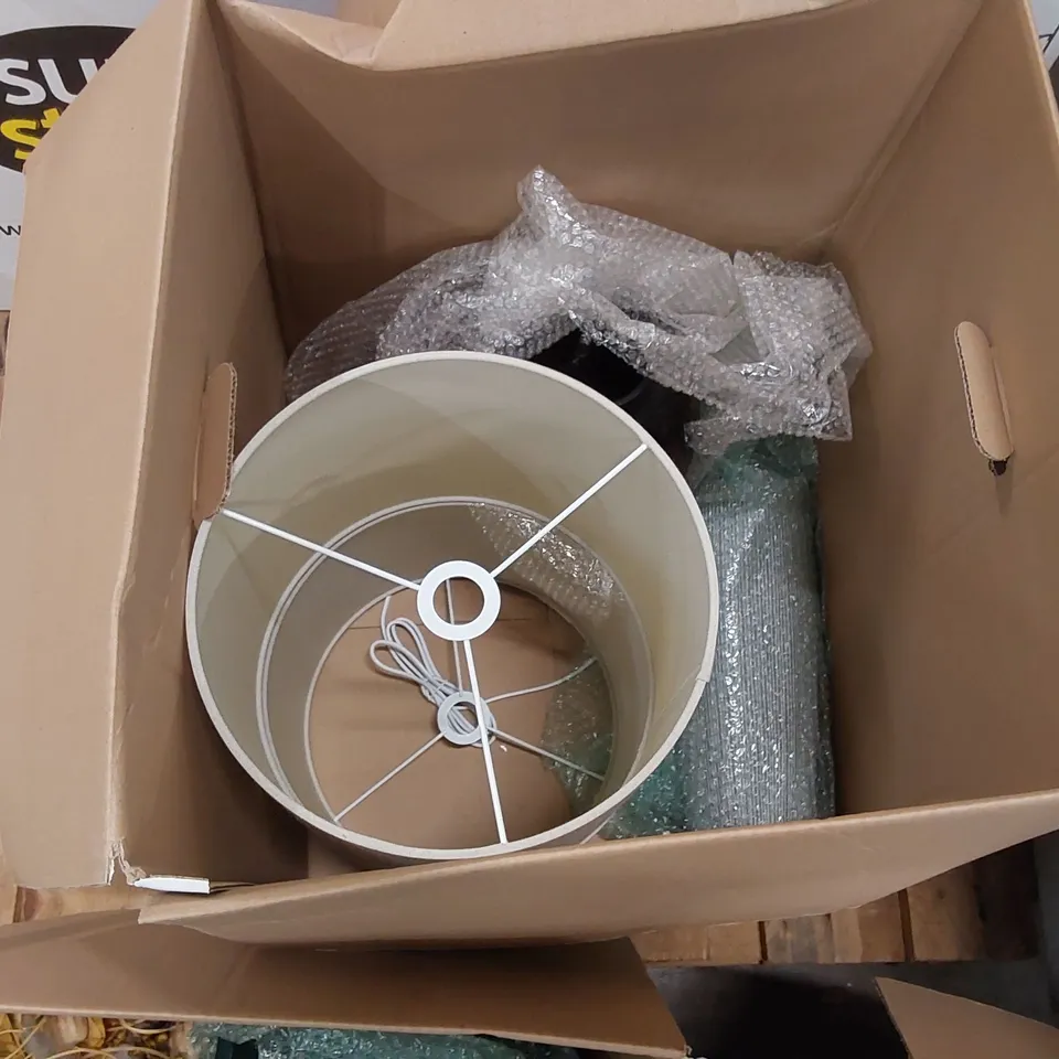 PALLET OF ASSORTED HOMEWARE SHOWROOM DECORATION FURNISHINGS INCLUDING: VASES, LAMPSHADES, FOOD CONTAINERS, WINE GLASSES, ARTIFICIAL PLANTS ECT