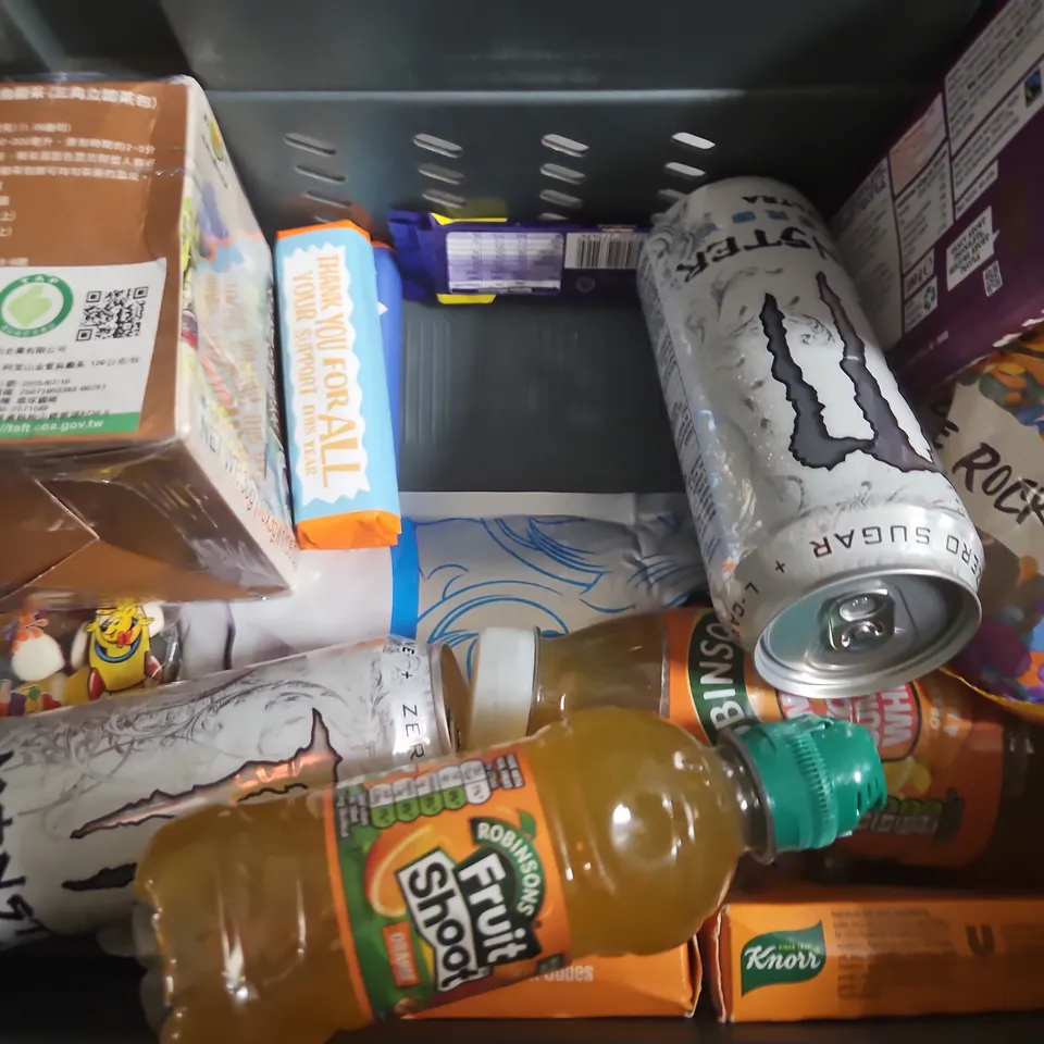 APPROXIMATELY 10 ASSORTED FOOD & DRINK ITEMS TO INCLUDE MONSTER, ALBERT BARTLETT POTATOES, ETC