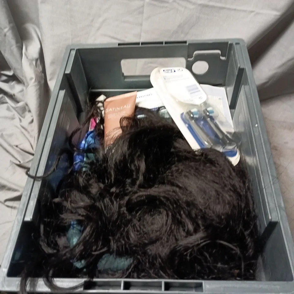 APPROXIMATELY 15 X ASSORTED COSMETIC ITEMS TO INCLUDE SYMBIOSIS LONDON, CLEANSING WIPES, GATINEAU GRADUAL TAN, NAILS, ORAL B ETC