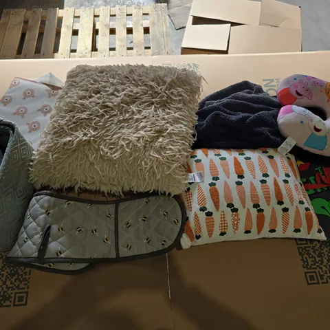 BOX OF APPROXIMATELY 12 ASSORTED BEDDING AND SOFT FURNISHING ITEMS TO INCLUDE - OVEN MITES - TOWELS - THROW PILLOWS ETC.