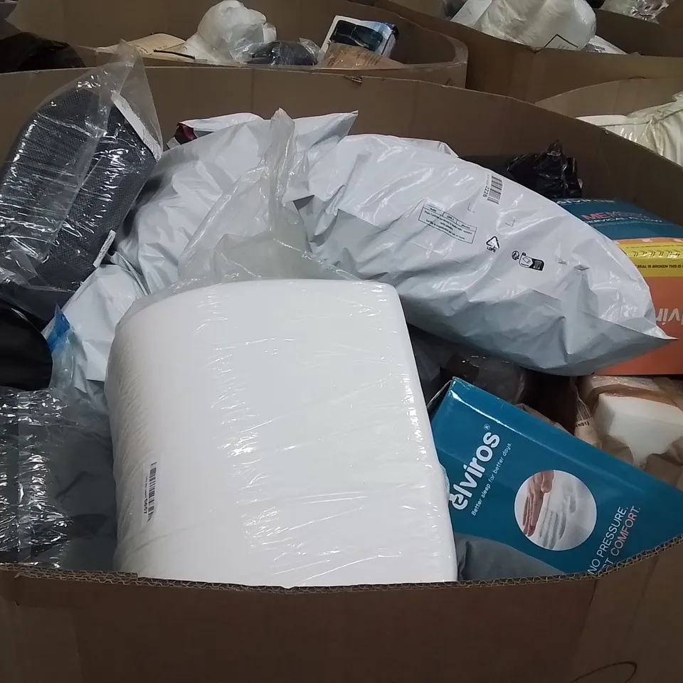 PALLET CONTAINING A LARGE QUANTITY OF PILLOWS 
