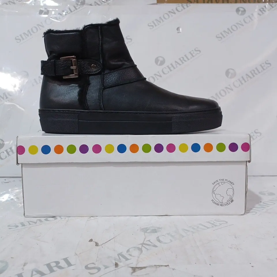 BOXED PAIR OF ADESSO HEATHER LEATHER TRAINERS IN BLACK SIZE 8