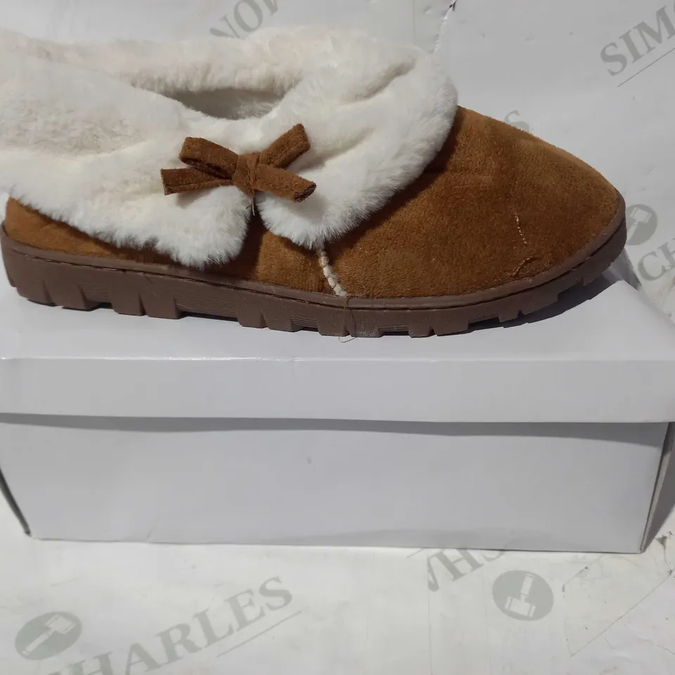 BOXED PAIR OF SLEEP BOUTIQUE FAUX FUR LINED SLIPPERS IN CHESTNUT UK SIZE 7