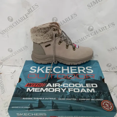 BOXED PAIR OF SKECHERS TREGO LACE UP FAUX FUR CUFF WATERPROOF BOOT TAUPE - SIZE 6